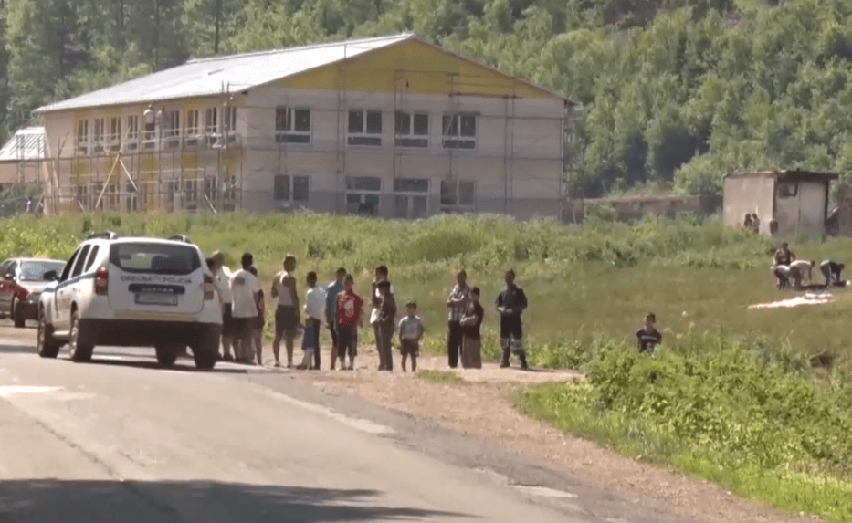 Deti z osady hádžu kamene do áut či cyklistov. Takmer ukameňovali okoloidúceho muža