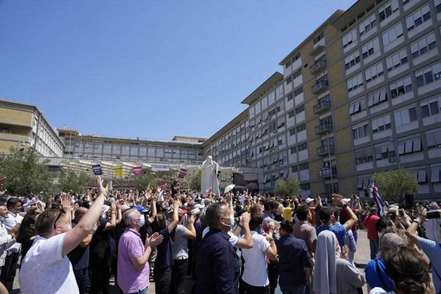 Veriaci pred nemocnicou.