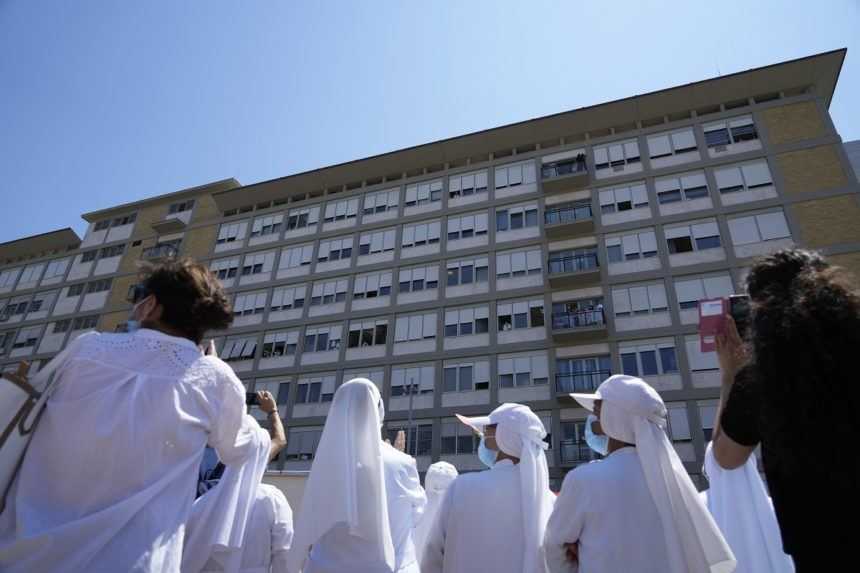 Veriaci pred nemocnicou.