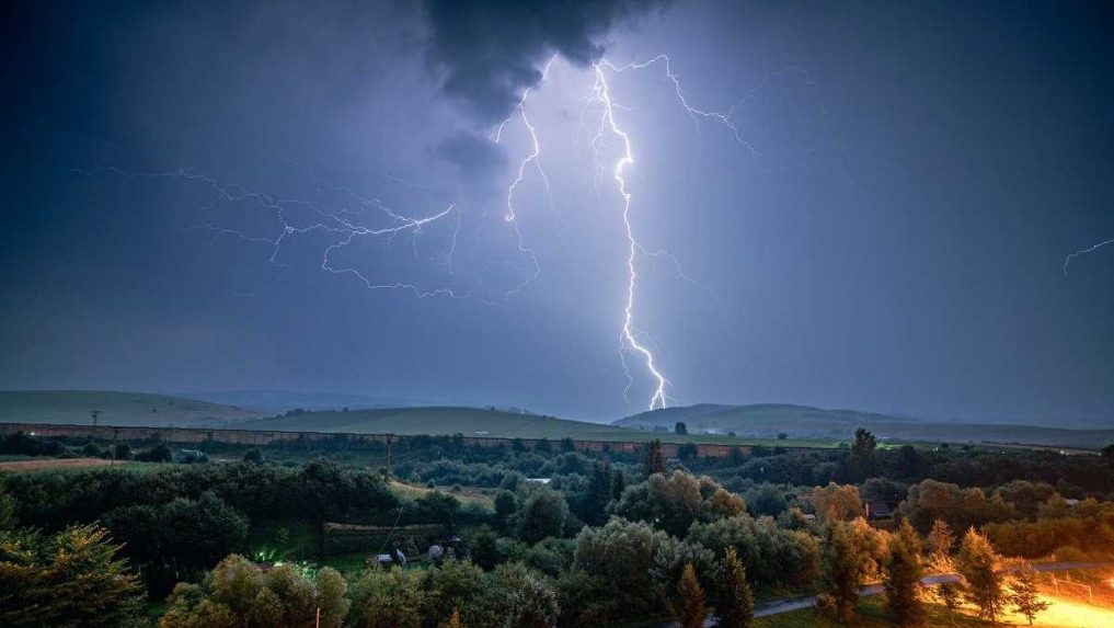 Niekde udrú silné búrky s krúpami. Slovákov môžu potrápiť aj povodne z prívalového dažďa