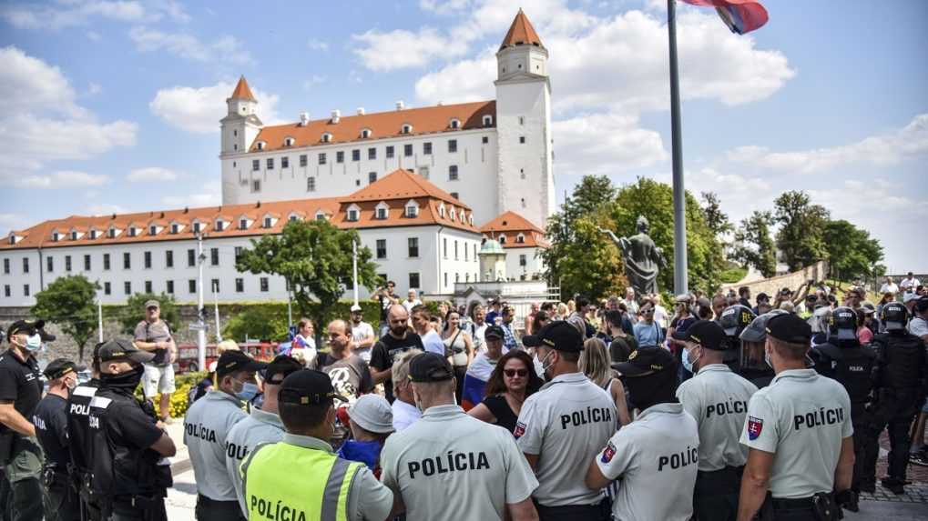 SaS odsudzuje útoky demonštrantov pred parlamentom na novinárov