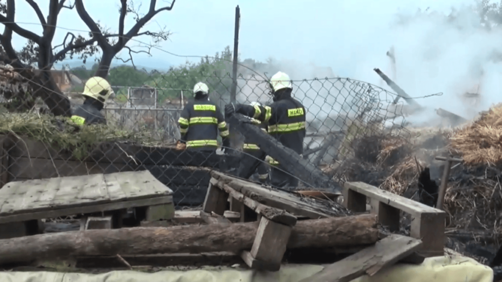 Na Spiši udrel blesk do hospodárskej budovy, zhorela do tla