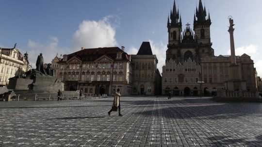 Žena kráča na Staromestskom námestí.