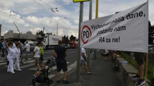 Protesty za výstavbu rýchlostnej cesty.