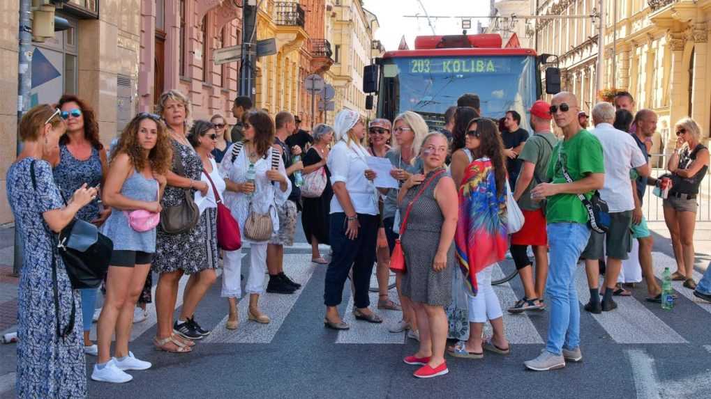 MHD v Bratislave obnovila premávku, polícia vytláča demonštrantov z ciest