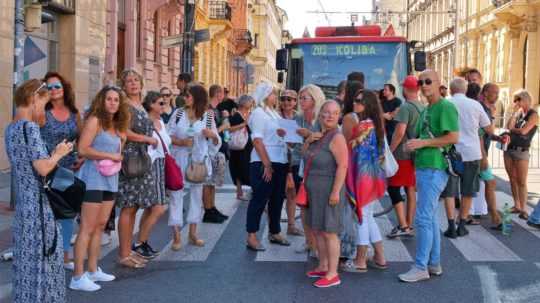 ľudia blokujú trolejbus