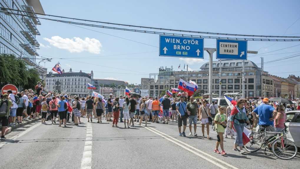 Bratislavská MHD zmenila pre protest trasy autobusov, spoje meškajú