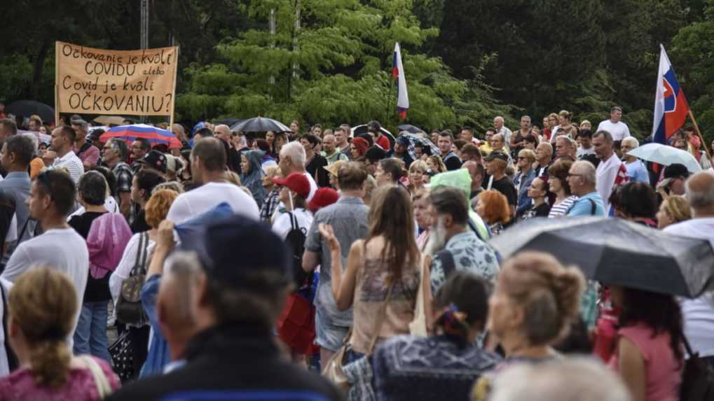 Pred úradom vlády ľudia opäť protestovali proti koronavírusovým opatreniam