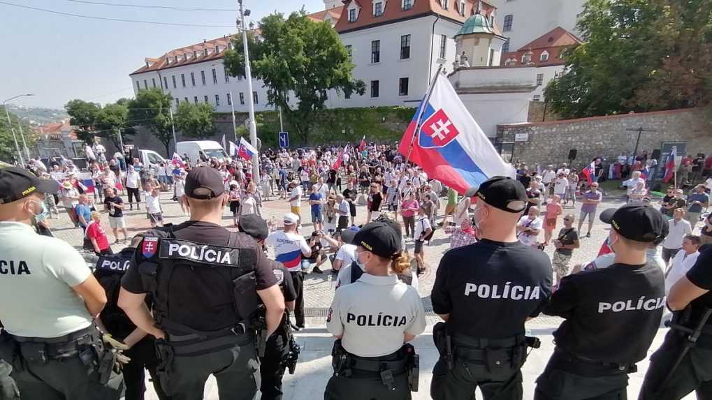 Pred parlamentom protestujú stovky ľudí, odmietajú očkovanie aj nosenie rúšok