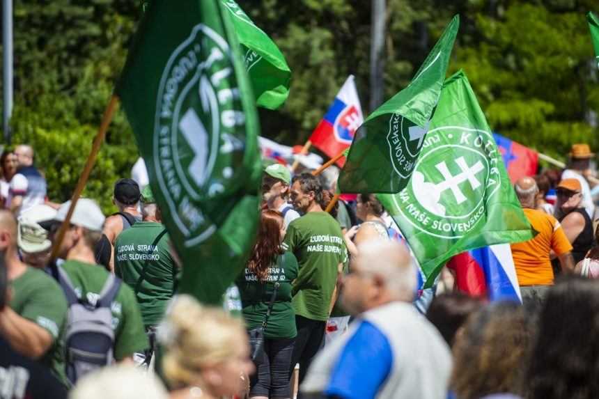 Dav pred úradom vlády.