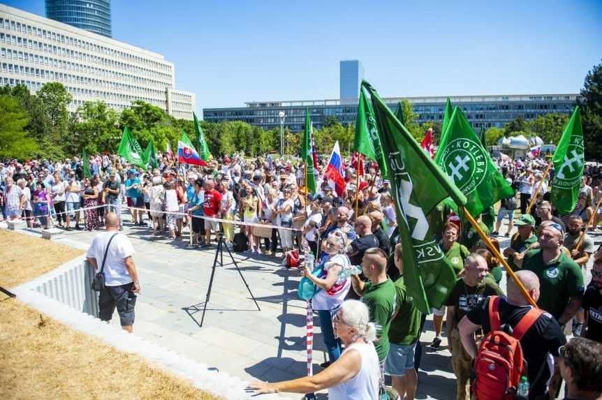 V Bratislave protestovalo proti očkovaniu niekoľko tisíc ľudí