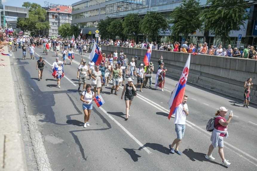 Na proteste v Bratislave rozbili okno na aute. Polícia hovorí, že vážnejšie narušenie poriadku nezachytila