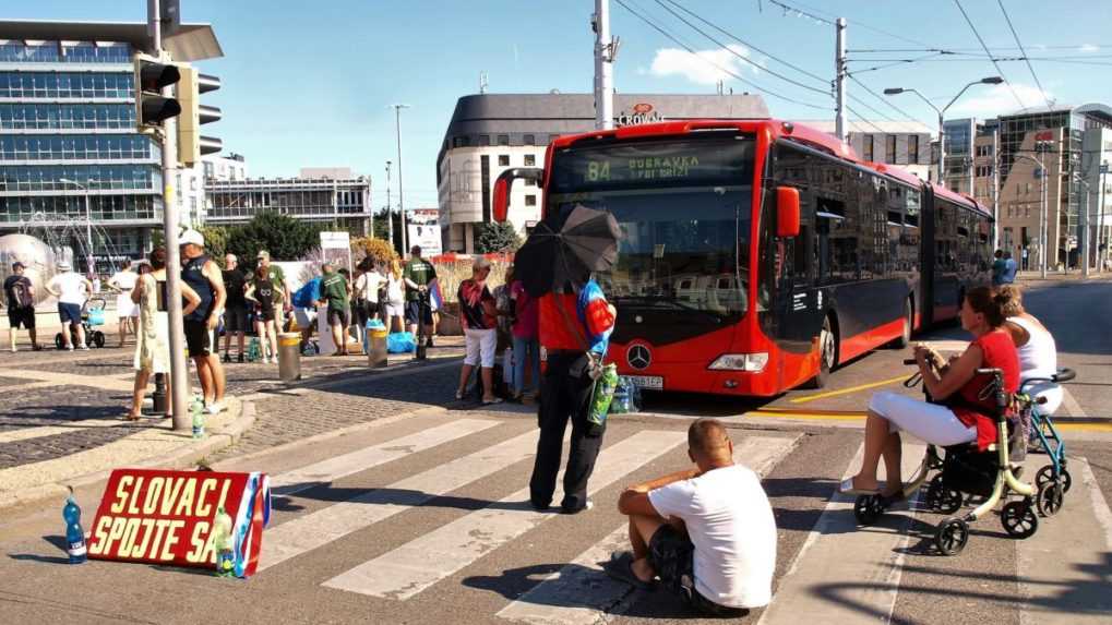 SaS odsúdila správanie demonštrantov, Heger: Nesmie sa to opakovať