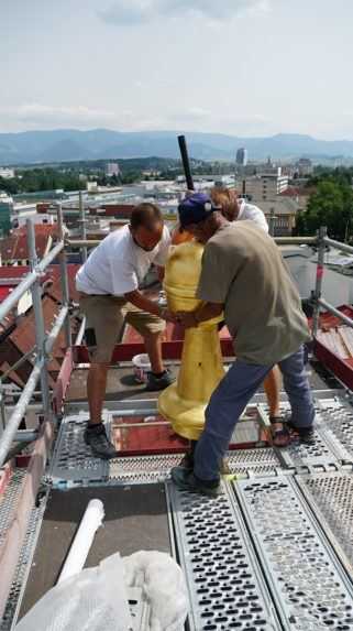 Inštalácia kríža.