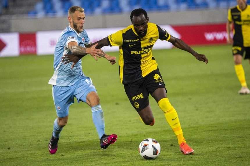 Hr&aacute;či na ihrisku.