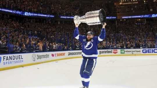 Steven Stamkos z Tampy Bay Lightning zdvíha Stanleyho pohár