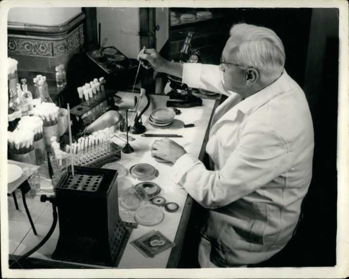 Alexander Fleming v laborat&oacute;riu.