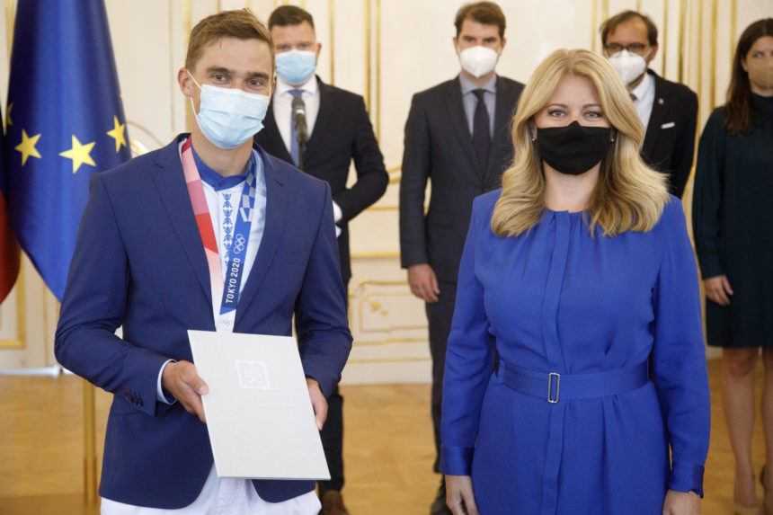Vodný slalomár Jakub Grigar a prezidentka SR Zuzana Čaputová.