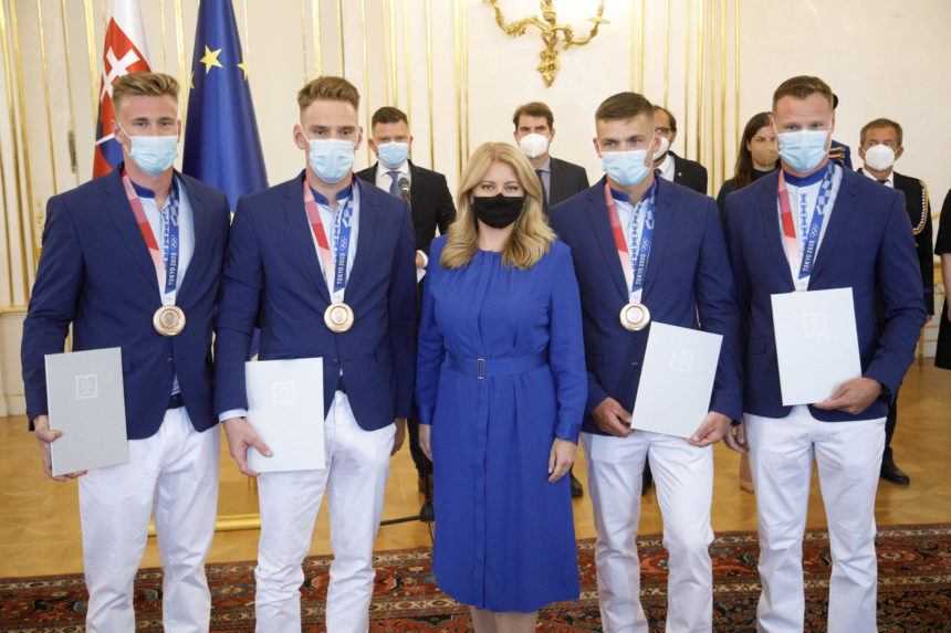 Prezidentka SR Zuzana Čaputová s členmi posádky štvorkajaku.