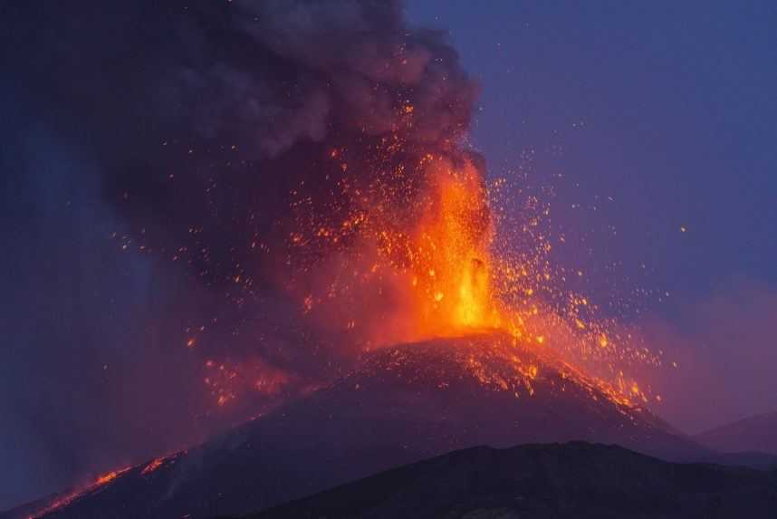 Hustý dym, oheň a láva. Etna znova predviedla svoju silu