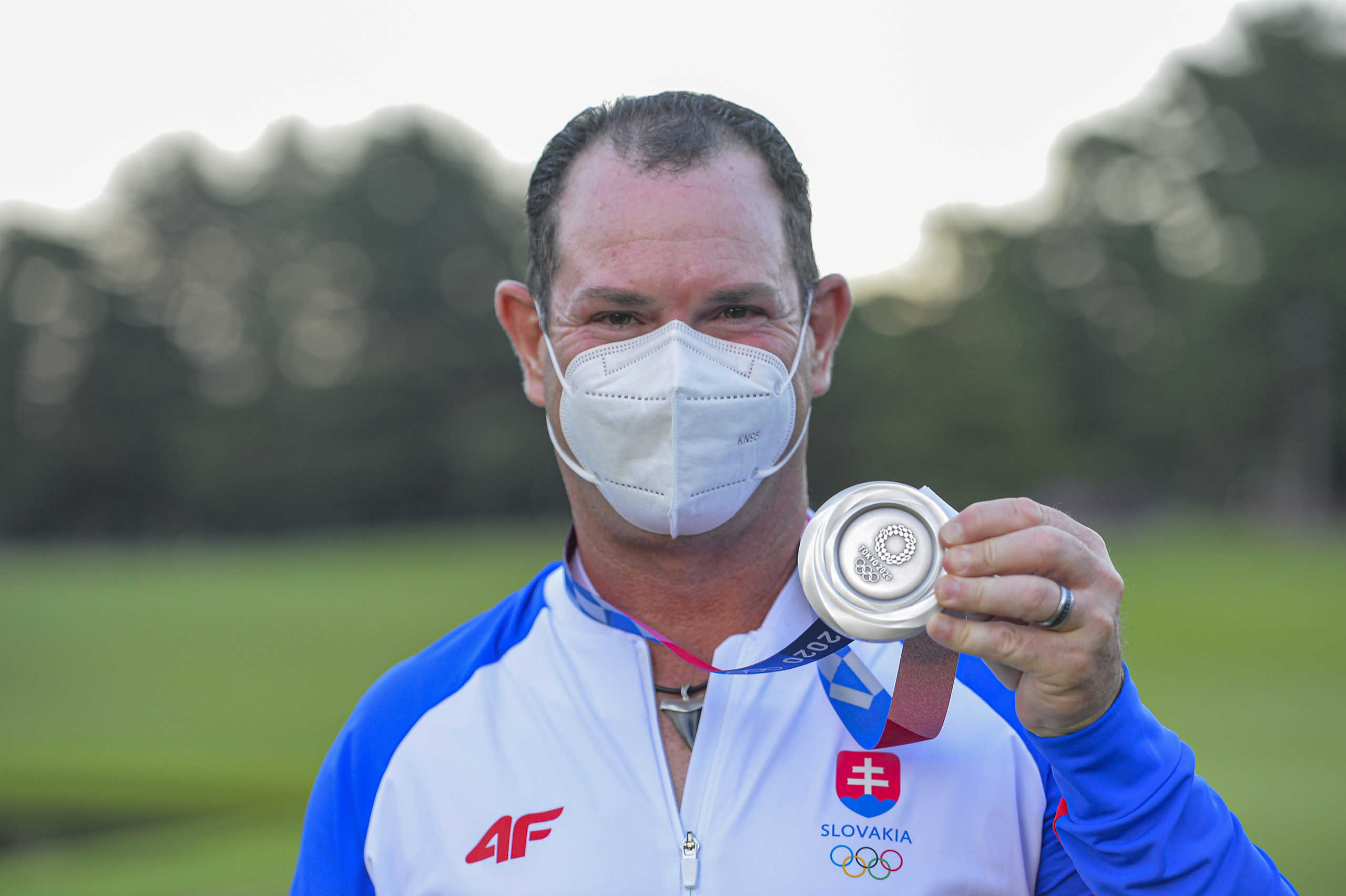 Rory Sabbatini pózuje na pódiu so striebornou medailou.