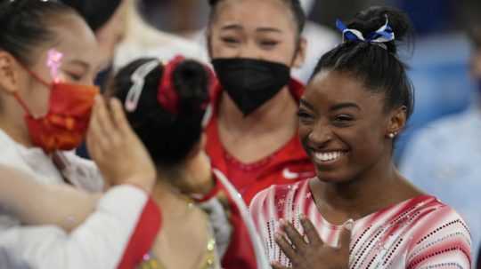 Simone Bilesová sa teší z bronzu.