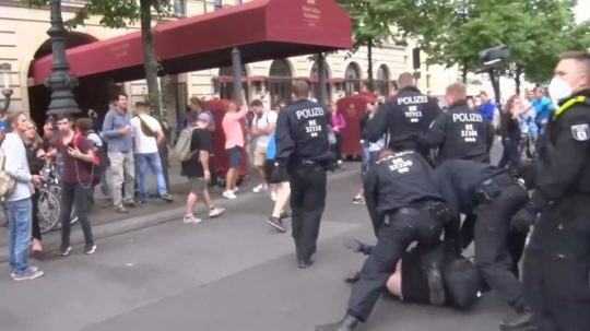 Agresivita odporcov proti očkovaniu dosiahla na proteste v Berlíne novú úroveň