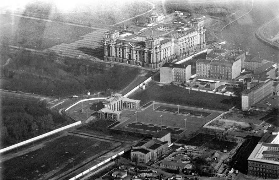 Na leteckej snímke z roku 1987 Berlínsky múr okolo Brandenburskej brány.