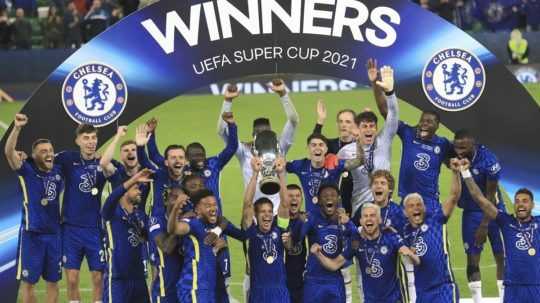 Futbalisti Chelsea s trofejou.