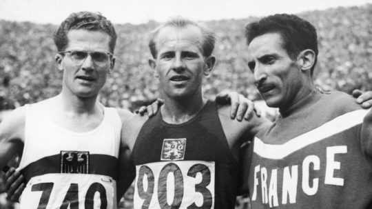 Na archívnej snímke Emil Zátopek (v strede).