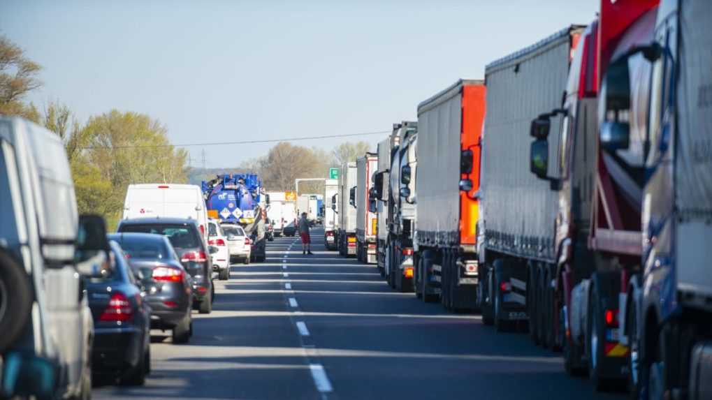 Hromadná havária na severe Slovenska: Zrazili sa štyri autá, na diaľnici D3 museli uzavrieť tunel