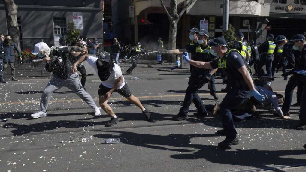 Veľmi drahé zásnuby. Polícia v Melbourne rozdávala pokuty hosťom nelegálnej oslavy