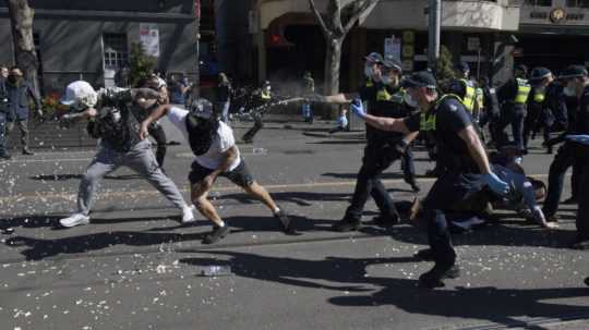 protestujúci ľudia v Melbourne