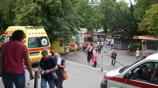 Stánky pri vstupe do nemocnice v Žiline.