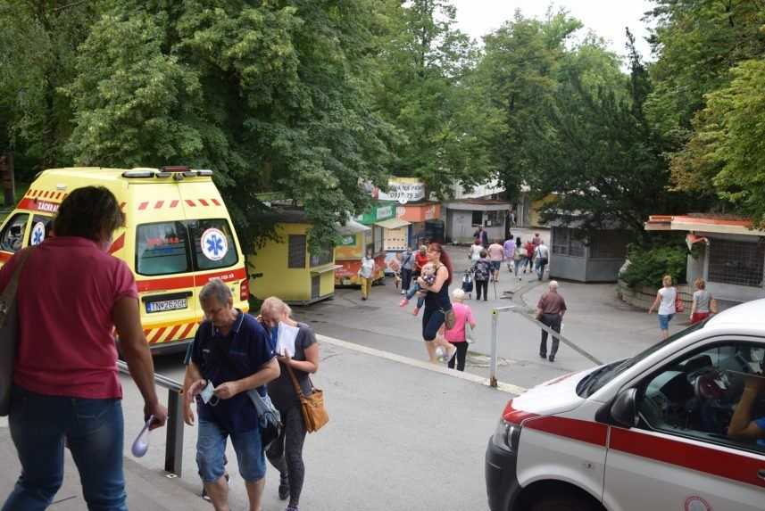 Občerstvenie, textil, obuv. Tržnica pred vstupom do žilinskej nemocnice je minulosťou