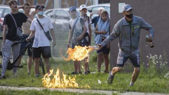 demonštranti so zápalnými fľašami