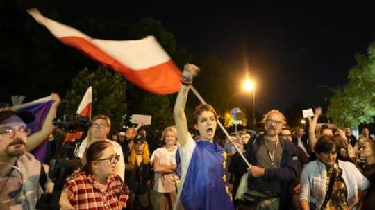 protestujúci ľudia