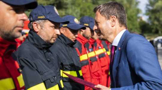 Premiér Eduard Heger a hasiči