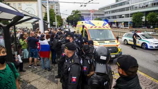 Polícia zasiahla proti blokácii cesty pri Hodžovom námestí.