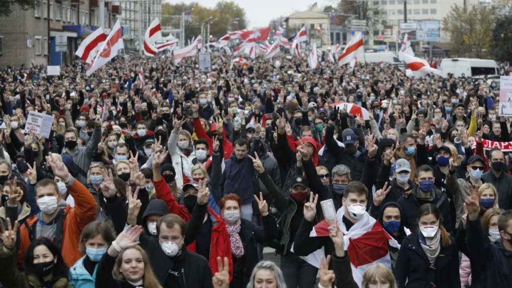 Pred výročím protestov polícia zastrašuje, píše bieloruská tlač