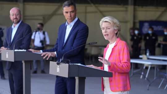 Ursula von der Leyen počas TK o utečencoch.