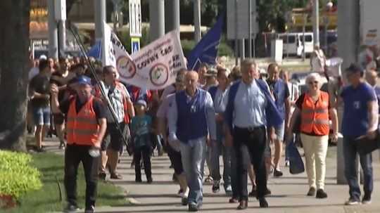 Stovky zamestnancov košických oceliarní vyšli do ulíc. Firma chce, aby robili dlhšie