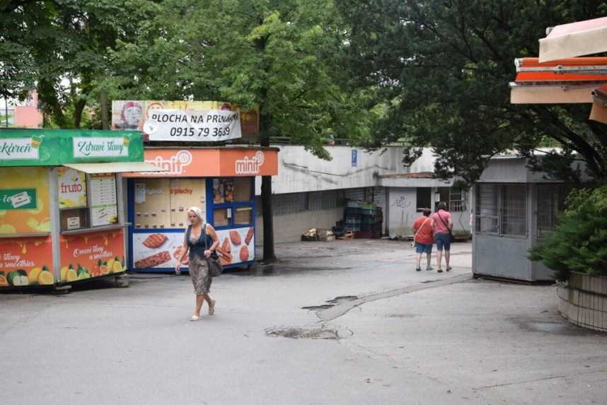 Stánky pred vstupom do žilinskej nemocnice.