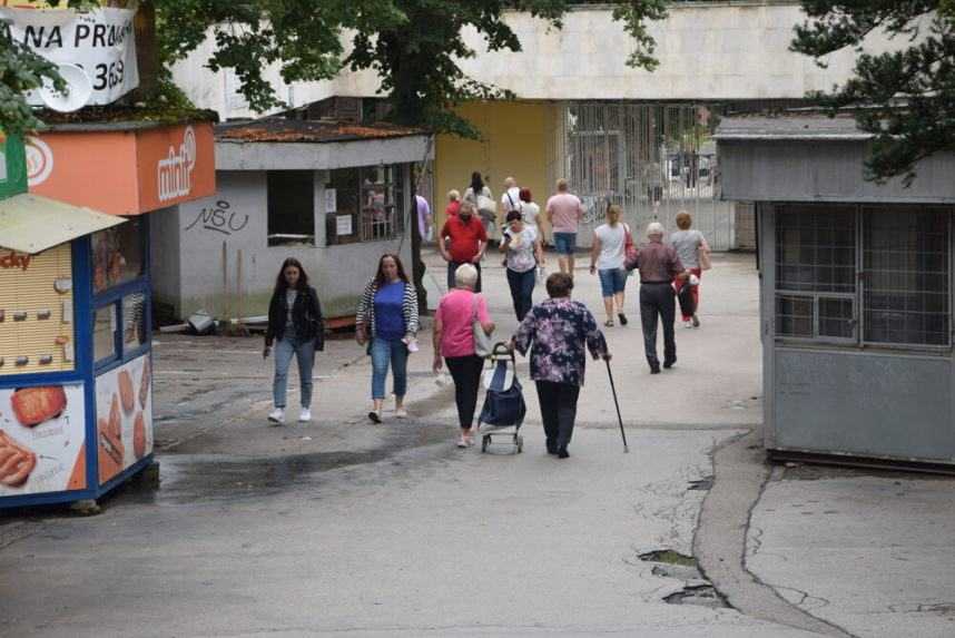 Stánky pred vstupom do žilinskej nemocnice.