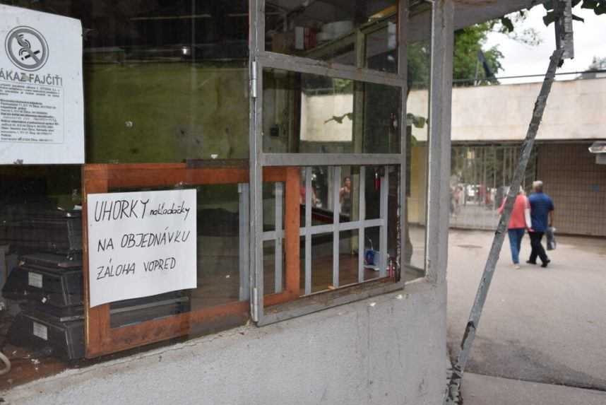 Stánky pred vstupom do žilinskej nemocnice.