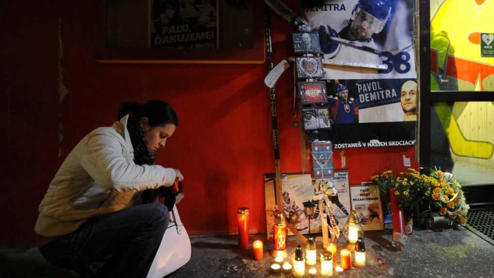 fanúšička zapaľuje sviečku na pamiatku Pavla Demitru