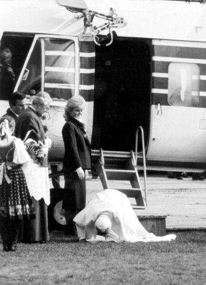 Ján Pavol II. bozkáva slovenskú zem po prílete do Bratislavy.