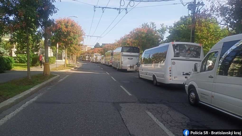 Protestujúci autobusári blokujú dopravu v centre Bratislavy