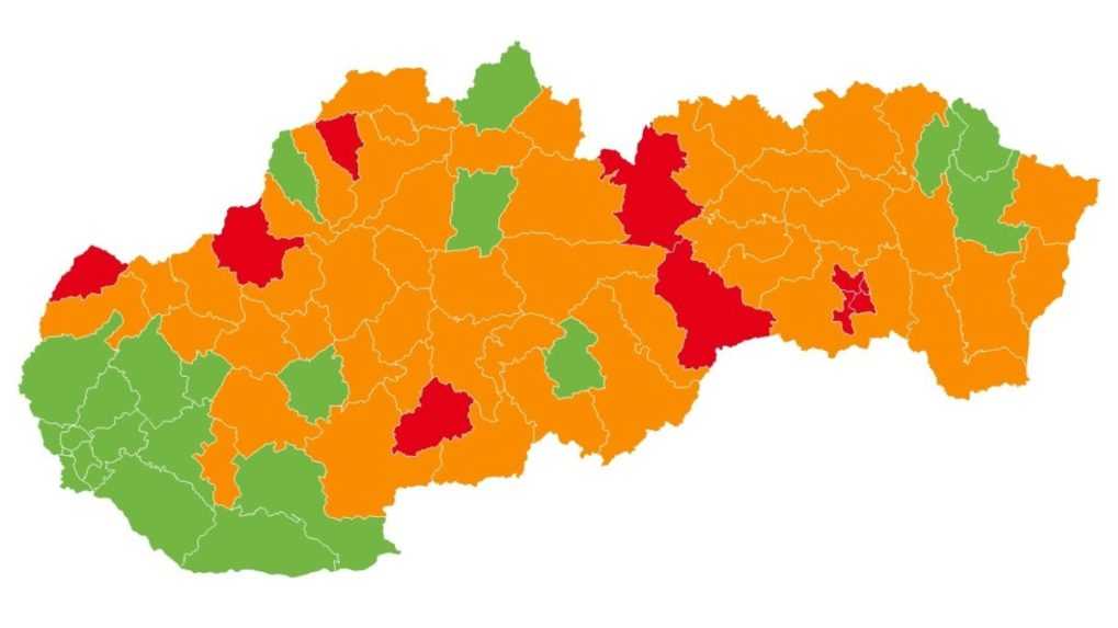 Najviac okresov je v oranžovej farbe, červených je desať (+mapa)