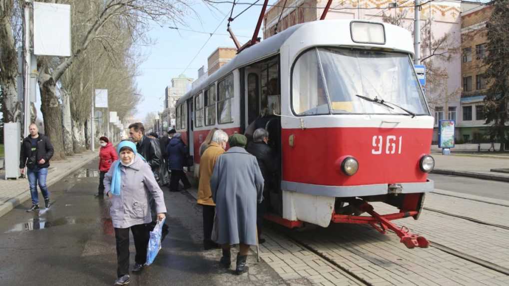 Voličov s ruskými pasmi z východu Ukrajiny budú na voľby zvážať mimoriadnymi spojmi